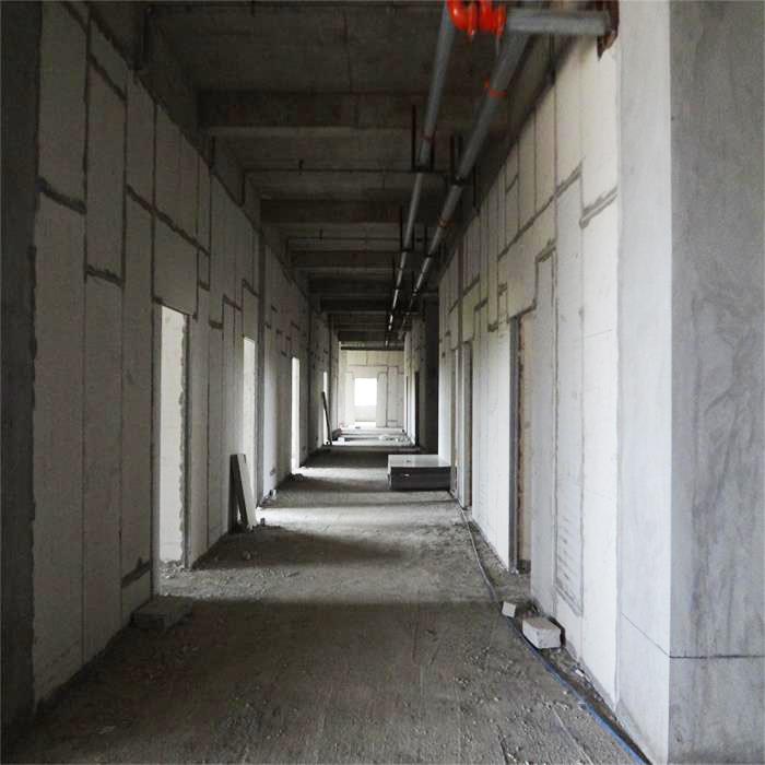 宜春某學校實芯輕質(zhì)隔墻板安裝現(xiàn)場